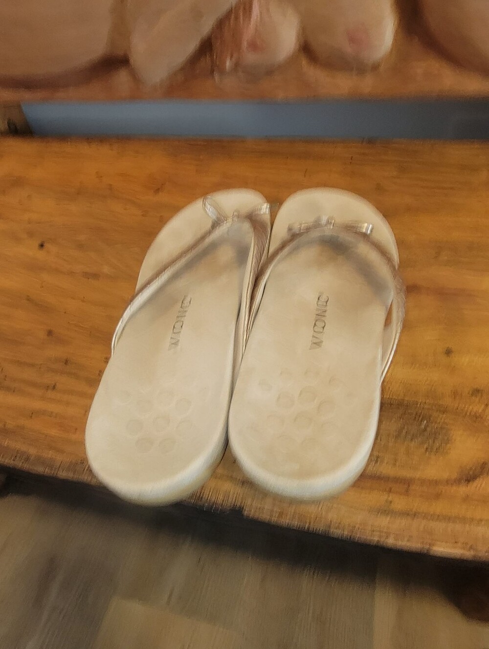 Vionic Bella Size 12 Metallic Rose Gold Bow Thong Sandals - Picture 3 of 7